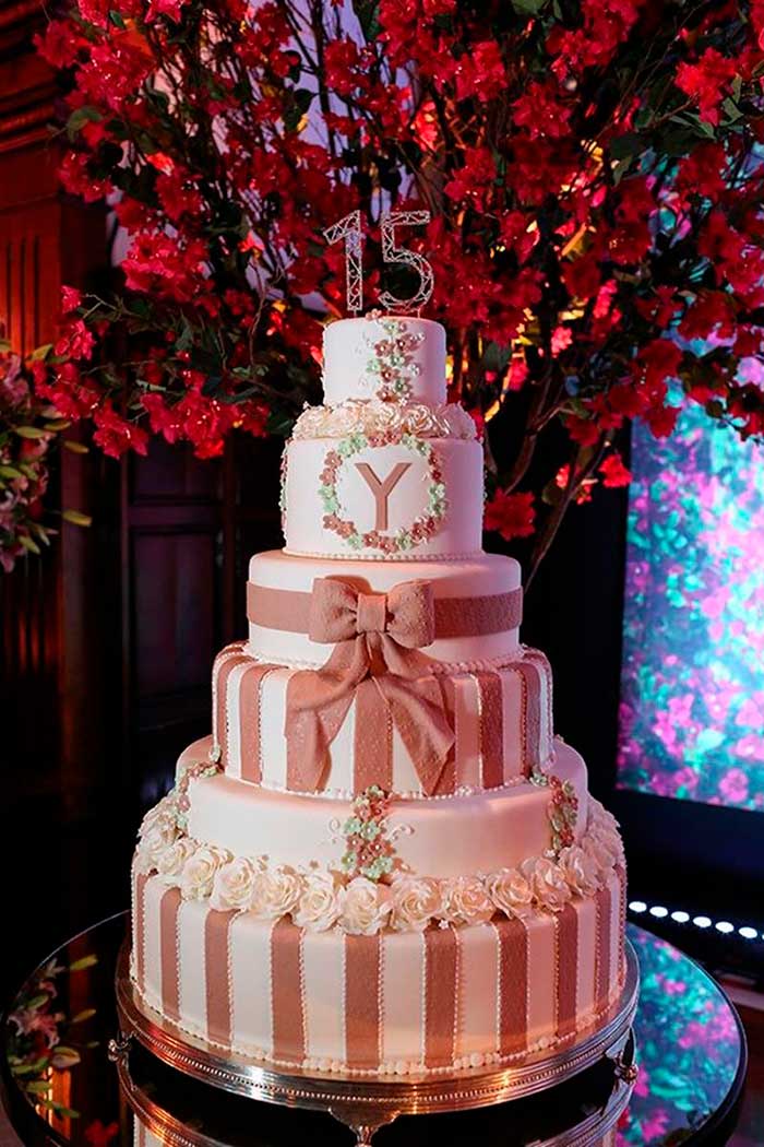 pastel con decoración de regalo