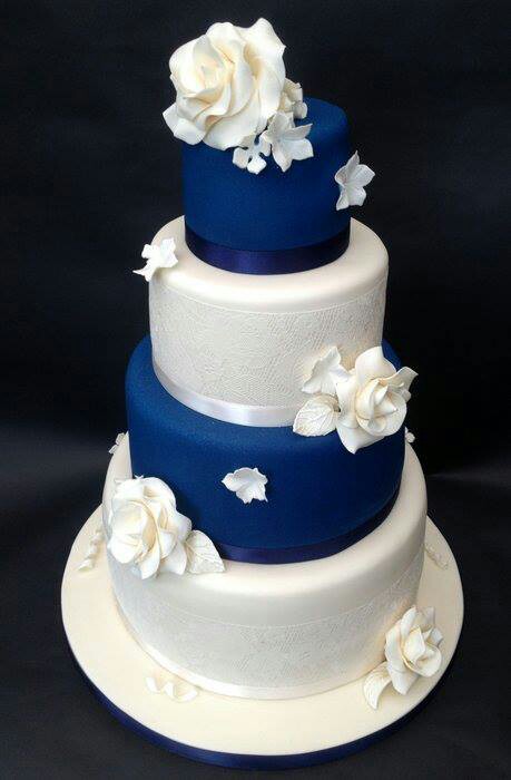 pastel blanco y azul con flores